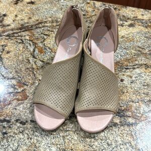 Journee Collection Womens Aretha Faux Leather peep toe Wedge Heels size 5.5